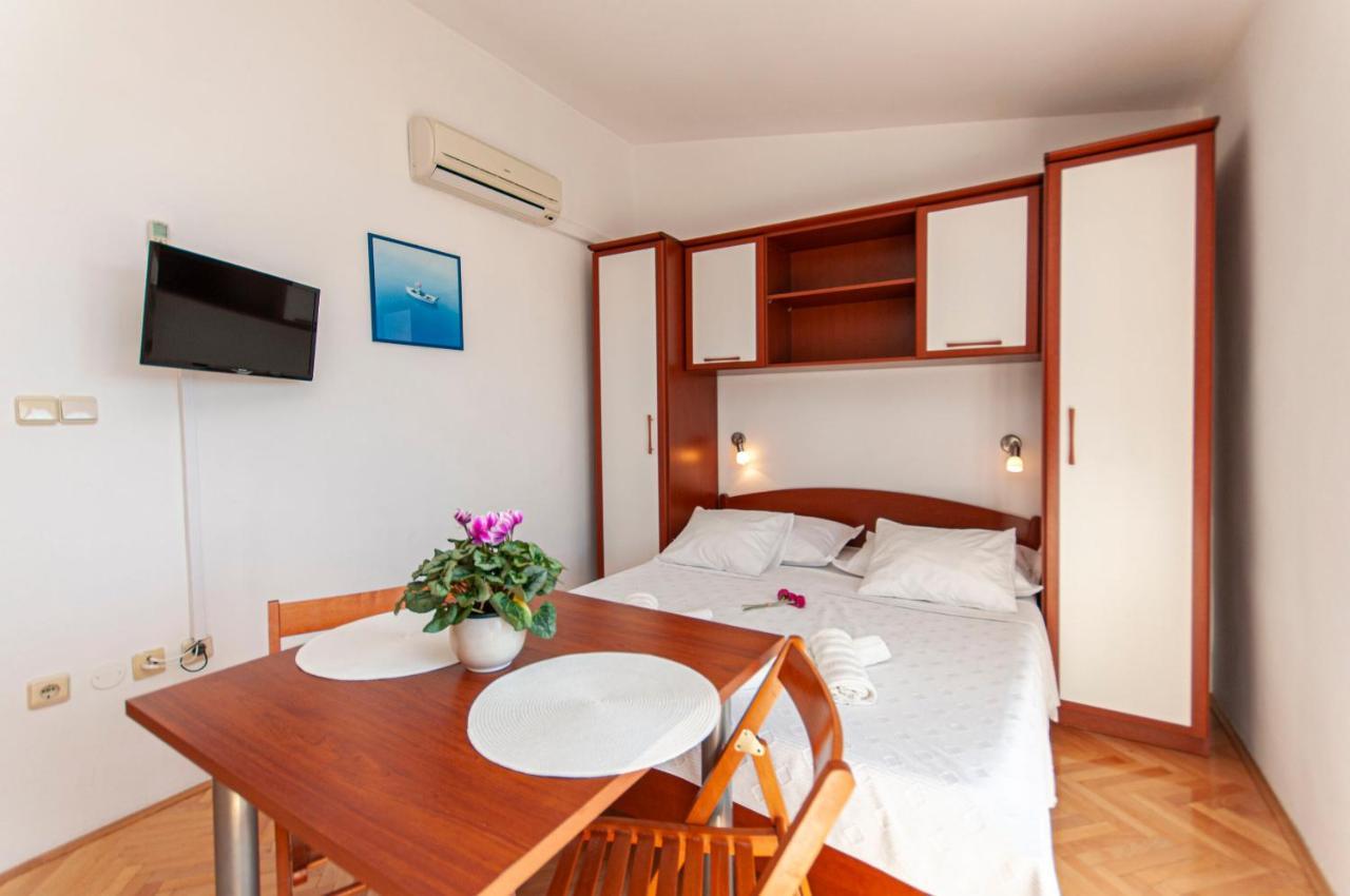 Apartments And Rooms Nikola โอมิช ภายนอก รูปภาพ