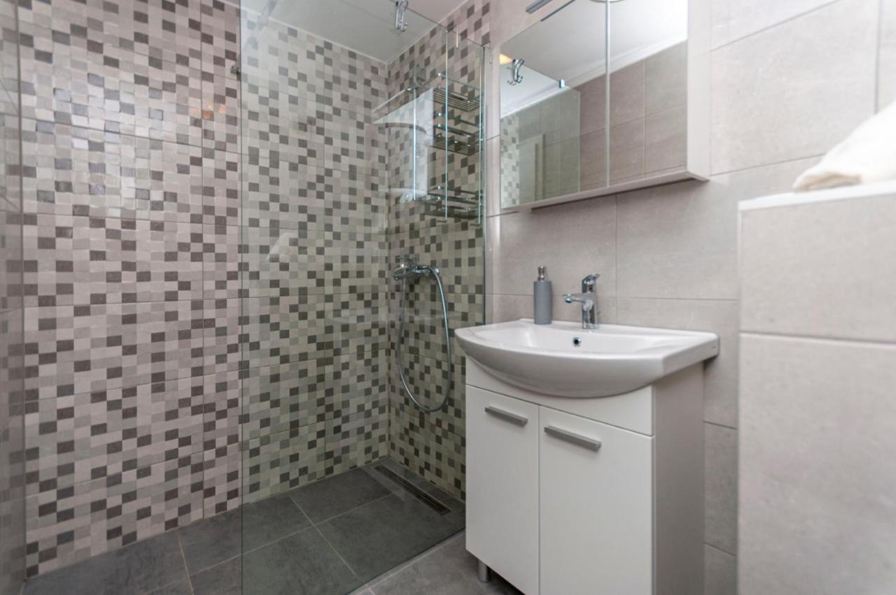 Apartments And Rooms Nikola โอมิช ภายนอก รูปภาพ