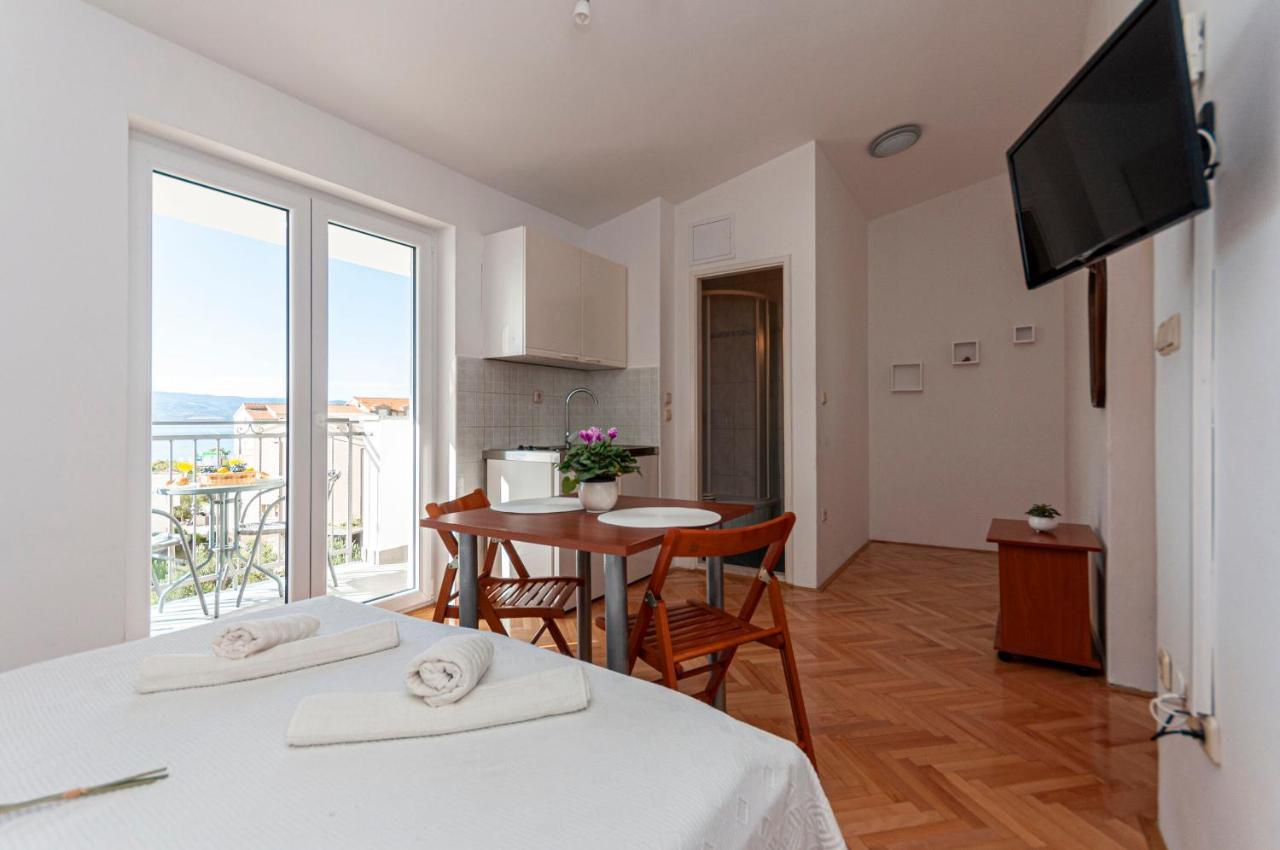 Apartments And Rooms Nikola โอมิช ภายนอก รูปภาพ