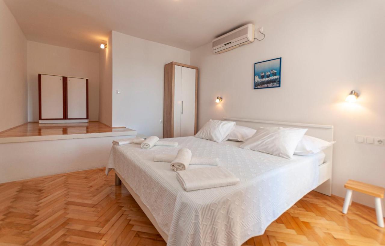 Apartments And Rooms Nikola โอมิช ภายนอก รูปภาพ