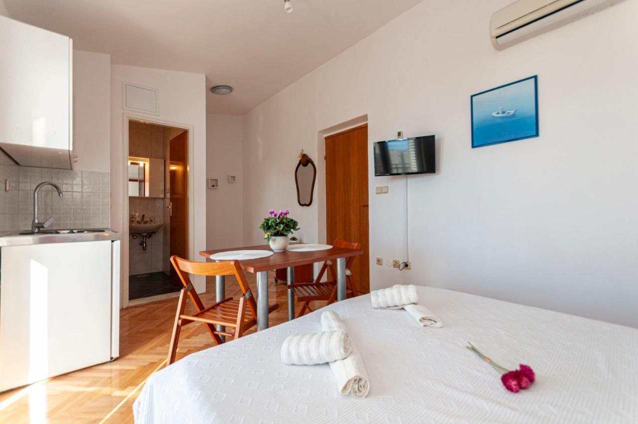 Apartments And Rooms Nikola โอมิช ภายนอก รูปภาพ