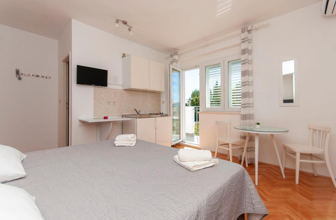 Apartments And Rooms Nikola โอมิช ภายนอก รูปภาพ