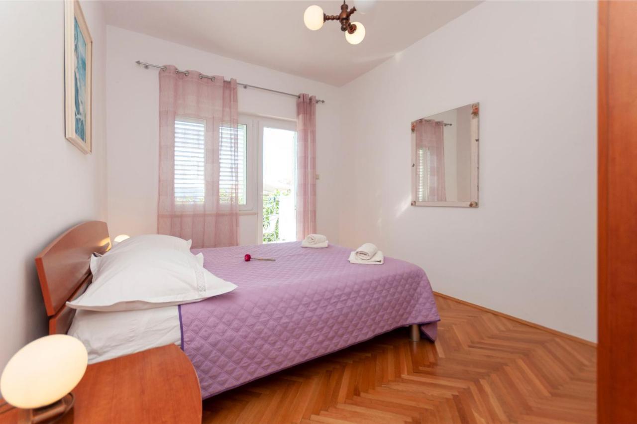 Apartments And Rooms Nikola โอมิช ภายนอก รูปภาพ