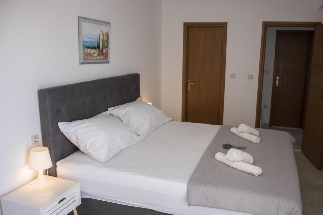 Apartments And Rooms Nikola โอมิช ภายนอก รูปภาพ