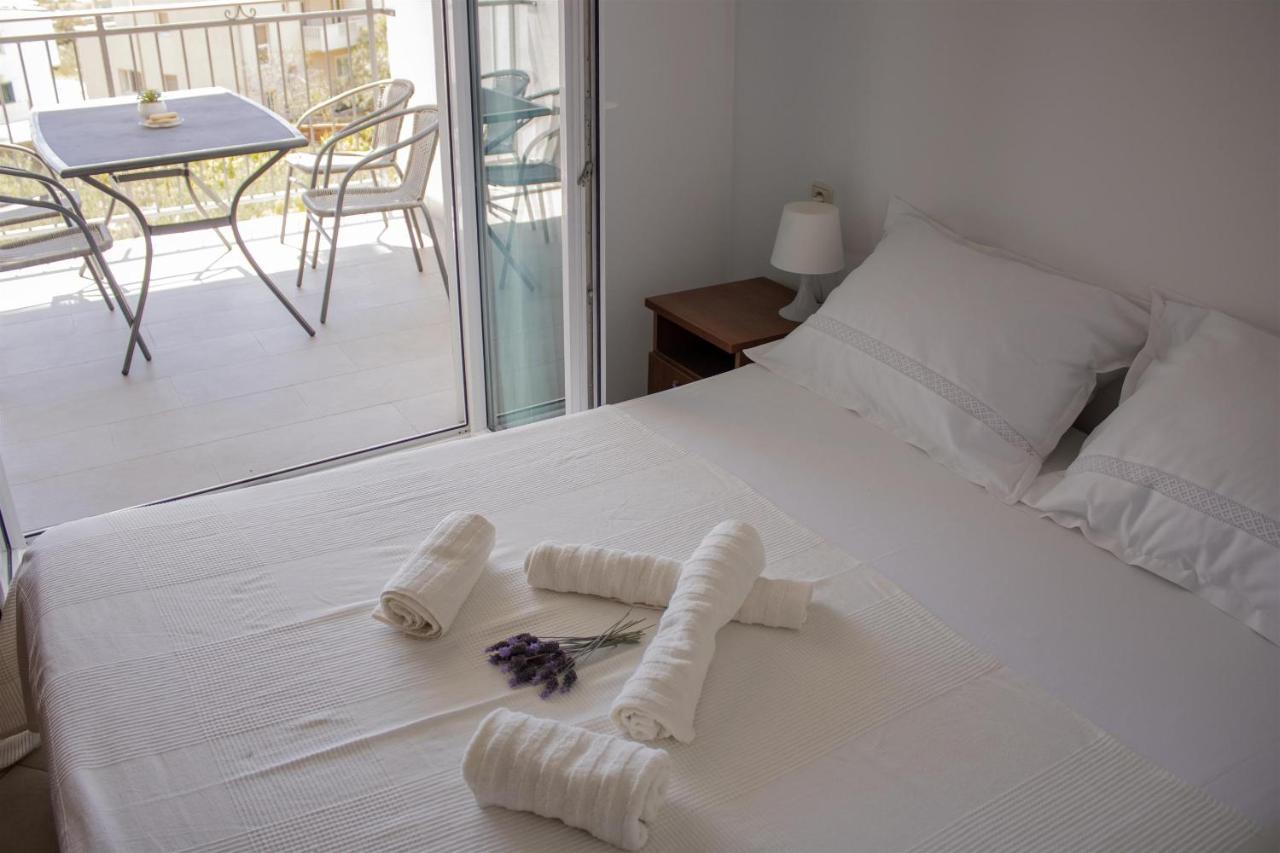 Apartments And Rooms Nikola โอมิช ภายนอก รูปภาพ