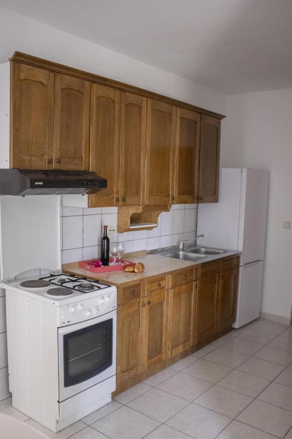 Apartments And Rooms Nikola โอมิช ภายนอก รูปภาพ