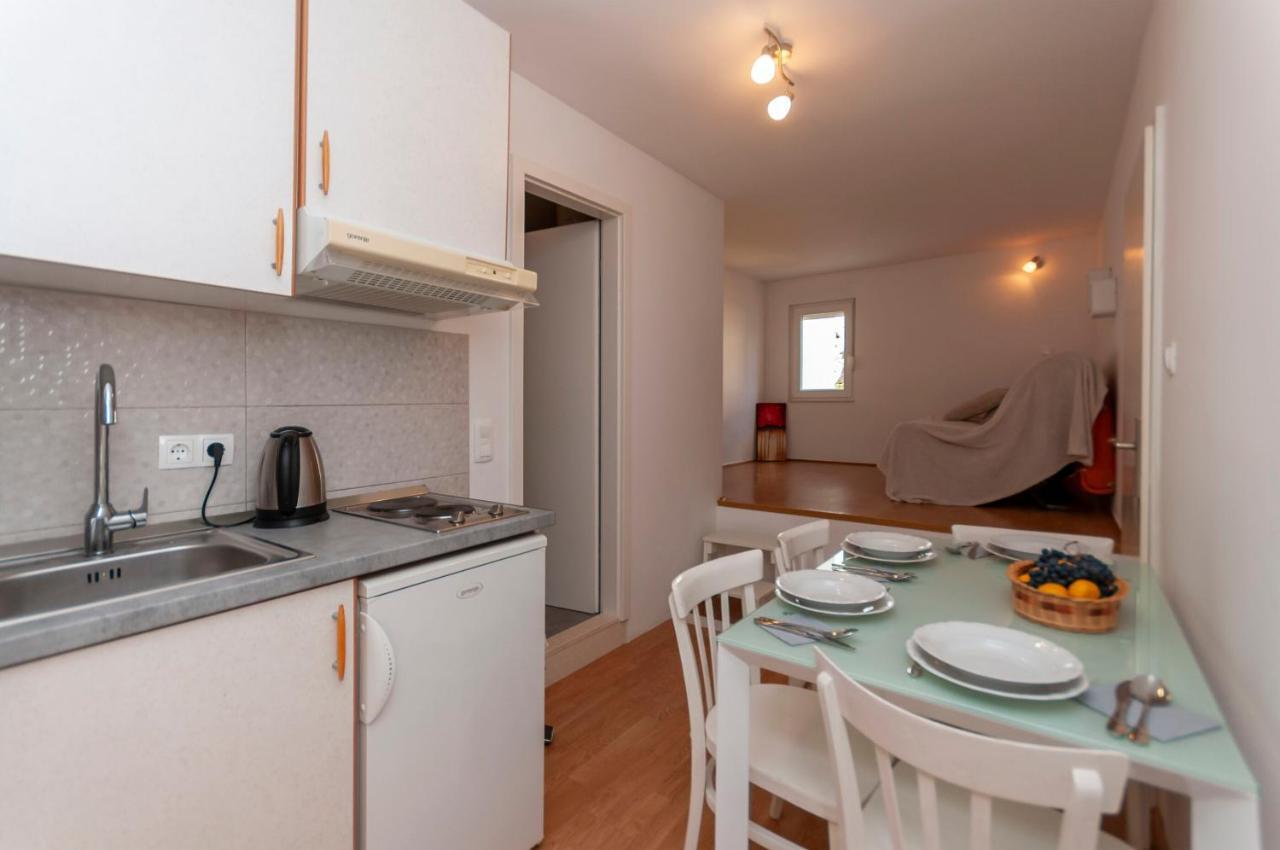 Apartments And Rooms Nikola โอมิช ภายนอก รูปภาพ