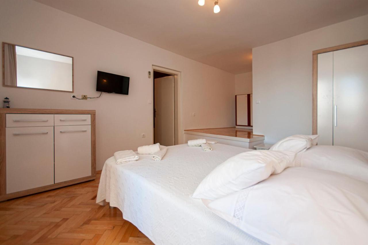 Apartments And Rooms Nikola โอมิช ภายนอก รูปภาพ