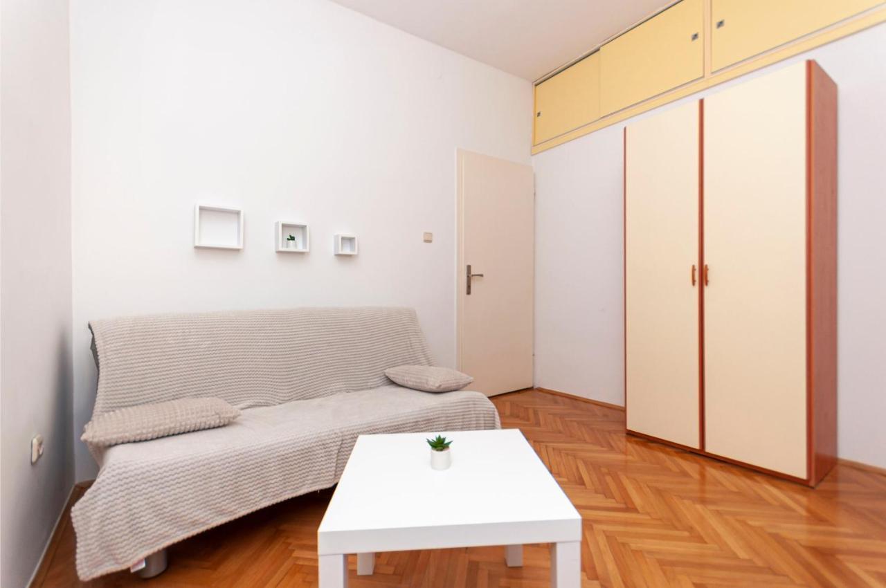 Apartments And Rooms Nikola โอมิช ภายนอก รูปภาพ