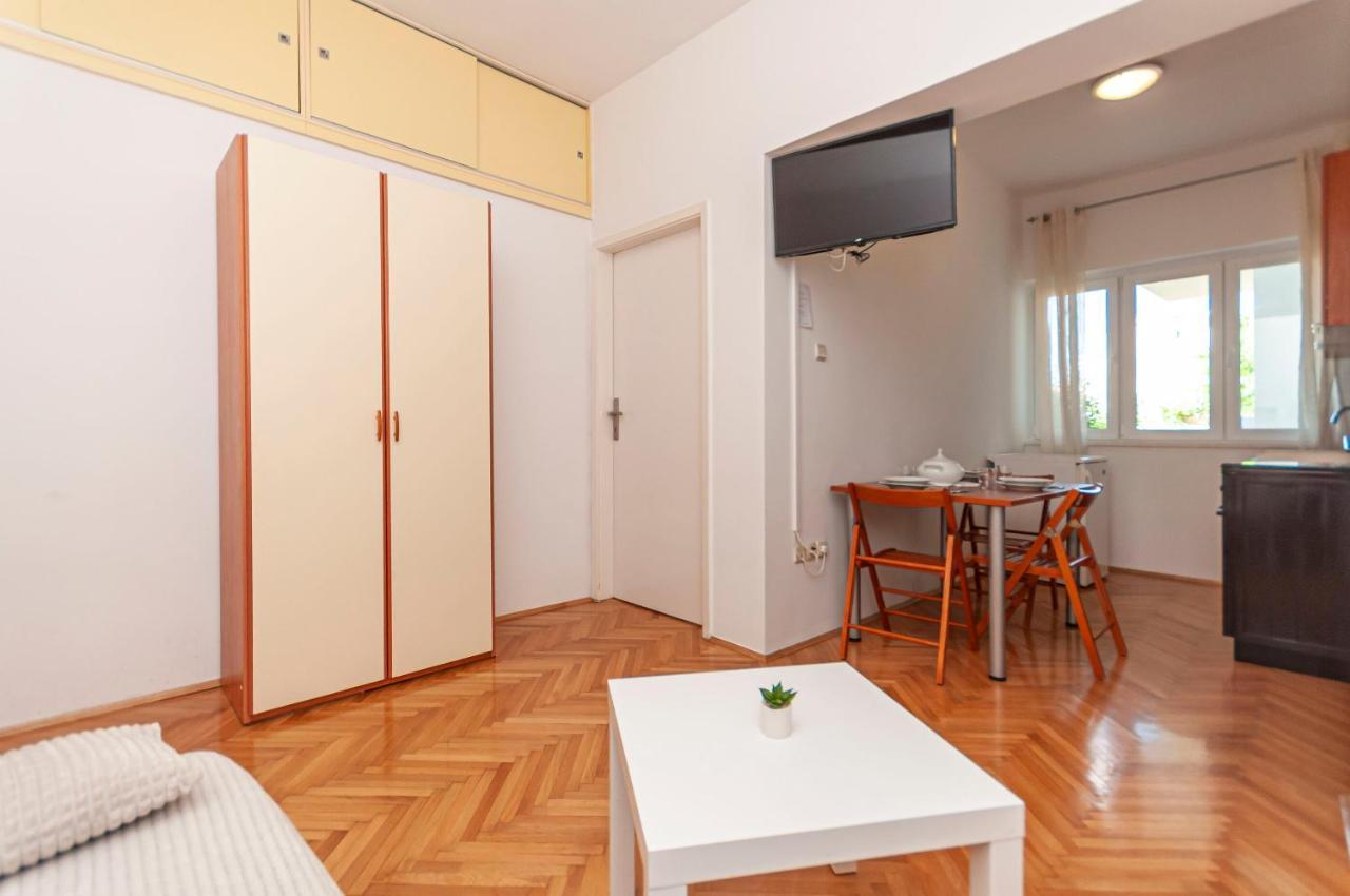 Apartments And Rooms Nikola โอมิช ภายนอก รูปภาพ