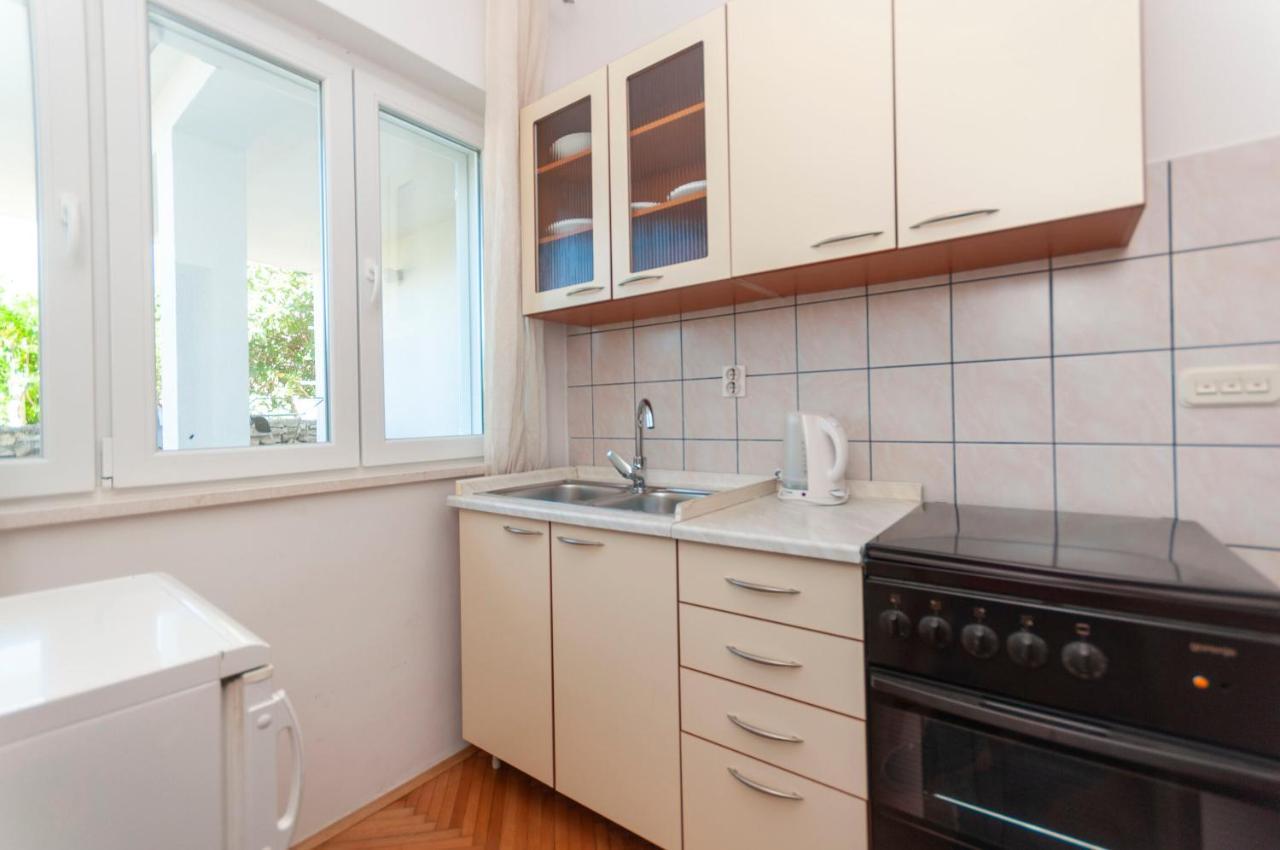 Apartments And Rooms Nikola โอมิช ภายนอก รูปภาพ