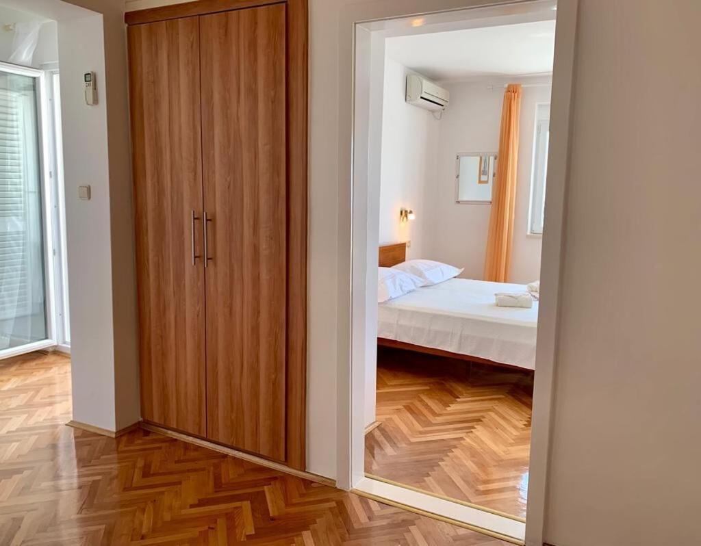 Apartments And Rooms Nikola โอมิช ภายนอก รูปภาพ