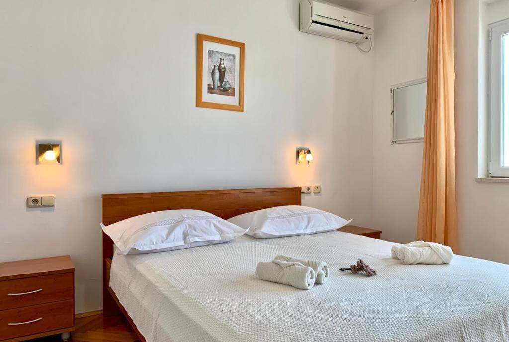 Apartments And Rooms Nikola โอมิช ภายนอก รูปภาพ