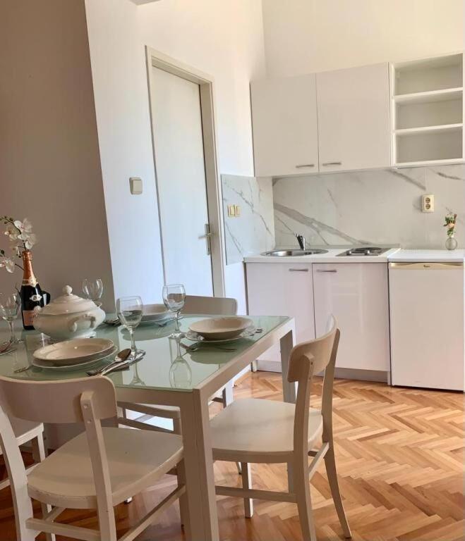 Apartments And Rooms Nikola โอมิช ภายนอก รูปภาพ