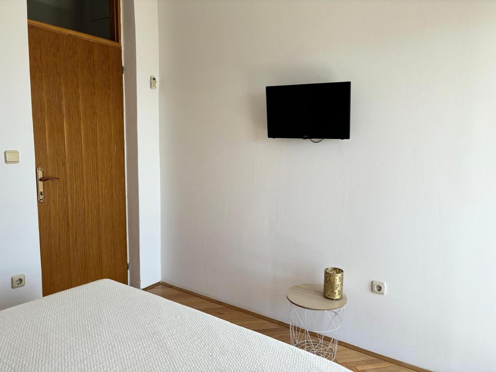 Apartments And Rooms Nikola โอมิช ภายนอก รูปภาพ