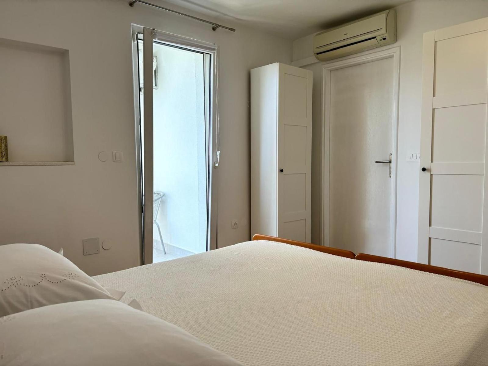 Apartments And Rooms Nikola โอมิช ภายนอก รูปภาพ